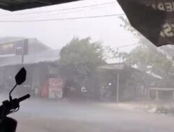 Warga Kecamatan Cariu Kabupaten Bogor, Di Landa Hujan Yang Disertai Badai