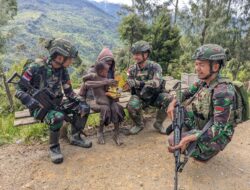 Satgas Yonif 509 Kostrad Patroli Ciptakan Rasa Aman di Intan Jaya, Papua, Sambil Berbagi Pada Masyarakat