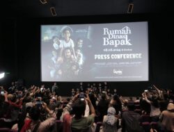 Film horor komedi terbaru persembahan Starvision akan tayang mulai 8 Agustus 2024. Diangkat dari kisah nyata komika Dodit Mulyanto 