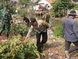 Karya Bakti,Bhabinkamtibmas Polsek Pebayuran Membantu Koramil 11 Pebayuran Bersihkan Sampah Di Bantaran Kali