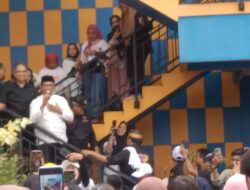 RIDWAN KAMIL MENYAPA WARGA BERSAMA KAPTEN SOBANDI DAN JUGA TEBUS SEMBAKO MURAH PASAR RAKYAT.