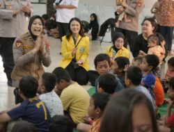 Polri Bersama Mahasiswa Beri Trauma Healing ke Korban Banjir Ciliwung