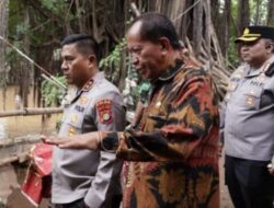 Kapolda Metro Jaya Irjen Pol. Karyoto meninjau langsung lokasi pengungsian warga terdampak banjir akibat luapan Kali Ciliwung di Kecamatan Pancoran, Jakarta Selatan