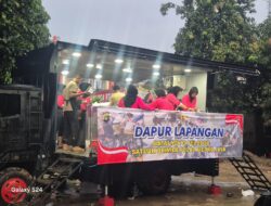 Bhayangkari Batalyon D Brimob Polda Metro Jaya Gelar Dapur Lapangan Bantu Korban Banjir di Bekasi