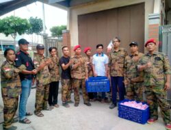 JAJARAN ORMAS GRIB JAYA (Gerakan Rakyat Indonesia Bersatu) RANTING SEMPER BARAT DAN KETUA RT 01 RW O4 KELURAHAN SEMPER BARAT, BERBAGI TAKJIL BUKA PUASA DAN BERBAGI KE SELURUH MASYARAKAT SEKITAR.