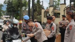 Menjelang berbuka puasa, Polres Garut kembali melaksanakan kegiatan sosial dengan membagikan Takjil Gratis