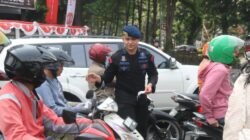Sambut  Kemerdekaan RI, Brimob Polda Metro Jaya Bagikan 5.000 Bendera Merah Putih di Tiga Titik Strategis Jakarta Pusat