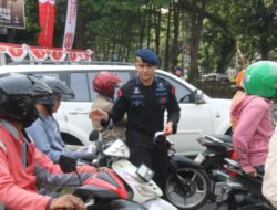 Sambut Kemerdekaan RI, Brimob Polda Metro Jaya Bagikan 5.000 Bendera Merah Putih di Tiga Titik Strategis Jakarta Pusat