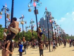 Meriahkan Hari Kemerdekaan RI, Ancol Mengadakan Acara Panjat Pinang