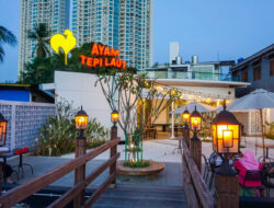 Ancol Hadirkan Promo Tiket Masuk dengan Gratis Voucher Makan di Resto   Jakarta, 13 Januari 2026 — Dalam rangka memberikan pengalaman berwisata yang lebih terjangkau dan bernilai tambah bagi masyarakat, PT Pembangunan Jaya Ancol Tbk menghadirkan program promo “Tiket Masuk Ancol (orang) Rp 35.000 (Tiga Puluh Lima Ribu Rupiah) dengan Gratis Voucher Makan Rp 20.000 (Dua Puluh Ribu Rupiah) di Resto Ayam Tepi Laut (ATL).   Melalui program ini, pengunjung dapat menikmati kawasan wisata Ancol dengan harga tiket yang  lebih hemat sekaligus memperoleh voucher makan yang dapat digunakan untuk bersantap di Resto Ayam Tepi Laut, salah satu destinasi kuliner favorit di kawasan Ancol.   Program promo ini berlaku untuk pembelian tiket orang melalui Loket offline Ancol maupun pembelian secara online melalui Ancol.com, dengan periode pembelian dan tanggal kunjungan mulai 12 Januari hingga 17 Februari 2026.   Ketentuan penggunaan Voucher Makan sebagai berikut :  1. Tiket/e-ticket orang di Pintu Gerbang Utama (PGU) Ancol digunakan sebagai Voucher Makan senilai Rp 20.000 (Dua Puluh Ribu Rupiah) 2. Voucher Makan digunakan hanya khusus di Resto Ayam Tepi Laut 3. Voucher Makan dapat digunakan mulai pukul 11.00 sd pukul 16.00 WIB 4. Voucher Makan dapat digunakan sesuai dengan tanggal kunjungan yang tertera di tiket/eticket 5. Voucher Makan tidak dapat diuangkan 6. Apabila total harga makanan atau minuman lebih dari nilai voucher (Rp 20.000) maka pengunjung dapat menambah pembayaran secara tunai dan non tunai 7. Apabila total harga makanan atau minuman kurang dari nilai voucher, maka sisa nilai voucher tidak dapat dikembalikan. 8. Promo ini tidak dapat digabungkan dengan promo lainnya.   Program ini diharapkan dapat menjadi pilihan menarik bagi masyarakat untuk menikmati waktu liburan bersama keluarga dan kerabat, sekaligus merasakan pengalaman wisata dan kuliner yang menyenangkan di kawasan Ancol.   Untuk informasi lebih lanjut mengenai program dan ketentuan promo, dapat mengunjungi www.ancol.com atau kanal resmi media sosial Ancol Taman Impian