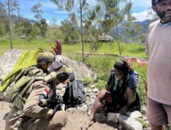 Lewat Patroli Jalan Kaki, Satgas Damai Cartenz Bangun Kedekatan dengan Warga Sinak