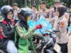 Polda Metro Jaya Berbagi di Jumat Peduli, Ojol hingga Pekerja Harian Terima Sembako