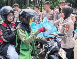 Polda Metro Jaya Berbagi di Jumat Peduli, Ojol hingga Pekerja Harian Terima Sembako