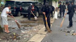 Brimob Metro Jaya Gelar Gerakan ASRI, Masjid dan Lingkungan Warga Ciputat Jadi Lebih Bersih