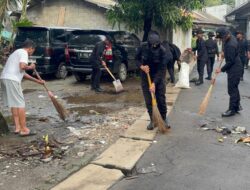 Brimob Metro Jaya Gelar Gerakan ASRI, Masjid dan Lingkungan Warga Ciputat Jadi Lebih Bersih