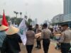 Polisi Bagikan Snack dan Minuman ke Massa Aksi KNARA di DPR